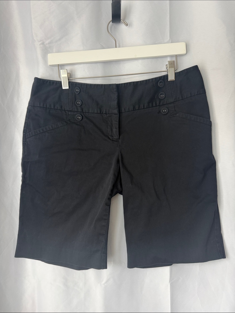 Elle Black Mid-Rise Button-Accent Bermudas